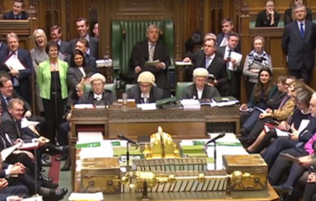 Τσακωμός Κάμερον  – Κόρμπιν στο βρετανικό Κοινοβούλιο για τα μάτια του Βαρουφάκη (βίντεο)