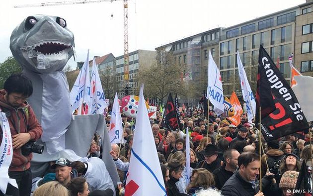 Οι Γερμανοί διαδήλωσαν κατά του Ομπάμα – Γιατί δεν τον θέλουν στη χώρα τους