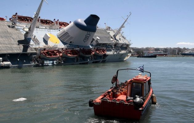 Το “Παναγία Τήνου” πηγαίνει αργά προς τον πάτο του Πειραιά…