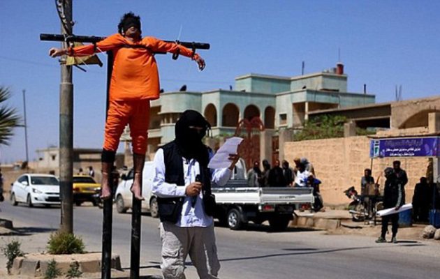 Το Ισλαμικό Κράτος σταύρωσε δύο νεαρούς στη Ράκα