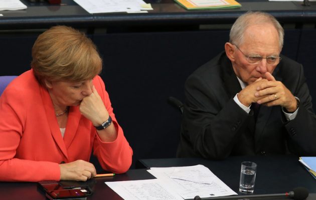 Handelsblatt: Η Μέρκελ γυρνά την πλάτη στον Σόιμπλε