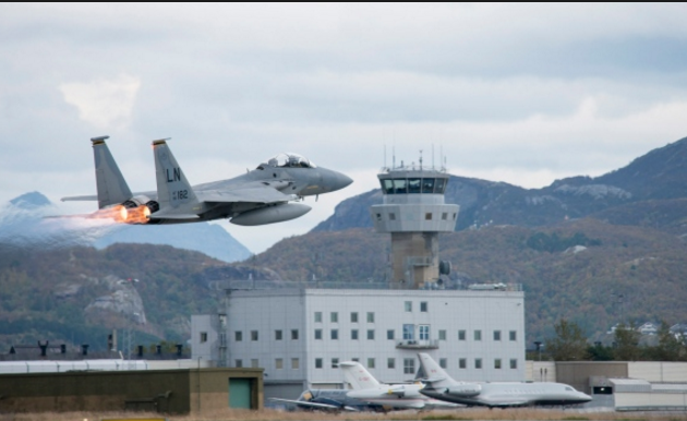 Μαχητικό έκανε σουρωτήρι κατά λάθος τον πύργο ελέγχου!