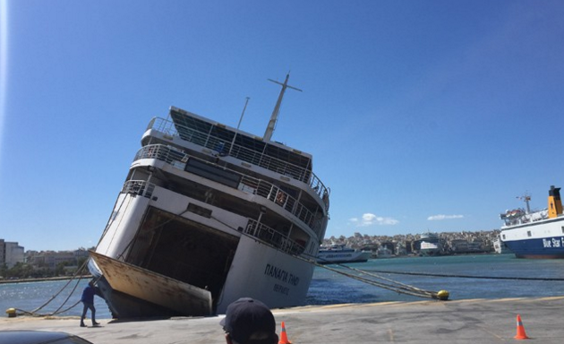 Βυθίζεται μέσα στον Πειραιά το “Παναγία Τήνου”