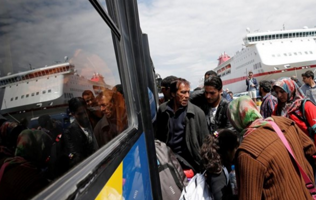 Αδειάζει ο Πειραιάς από πρόσφυγες και μετανάστες