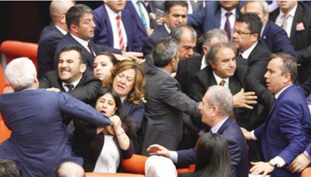 Άγριο ξύλο στην τουρκική βουλή: Πλακώθηκαν Κούρδοι και Ισλαμιστές βουλευτές