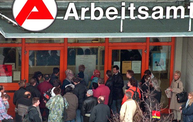 Όλοι δυστυχούν εκτός από τη Γερμανία: Σε ιστορικό χαμηλό 25ετίας η ανεργία