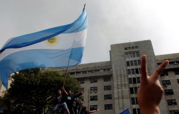 Eπιστρέφει  στις αγορές η Αργεντινή μετά τη χρεοκοπία της το 2001