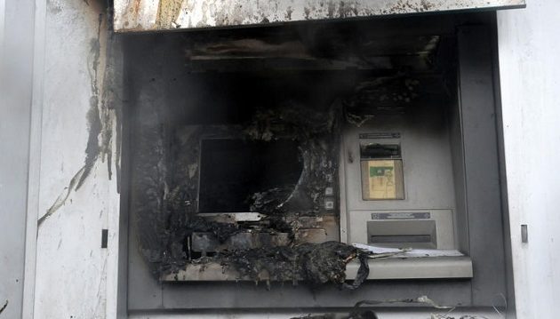 Χειροπέδες στους εμπρηστές ATM στην Πατησίων