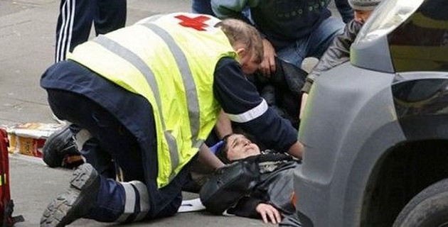 Ακροδεξιοί χτύπησαν μουσουλμάνα με αυτοκίνητο (σκληρά βίντεο)