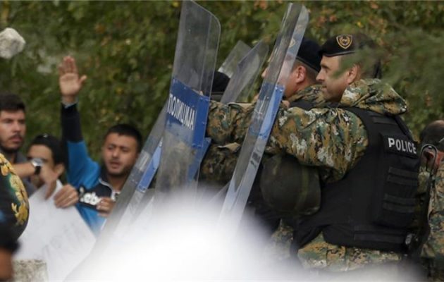 Reuters: Δεκάδες πρόσφυγες περνούν τα ελληνοσκοπιανά σύνορα