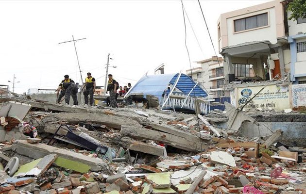 Στους 350 έφτασαν οι νεκροί από τον ισχυρό σεισμό στον Ισημερινό