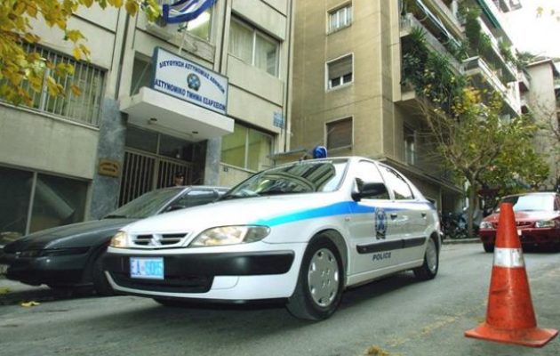 Δέκα μολότοφ για το Α.Τ. Εξαρχείων