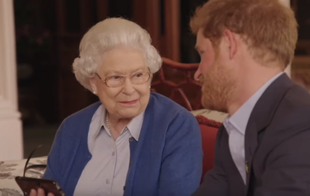 Επικό τρολάρισμα από την Ελισάβετ στους Ομπάμα