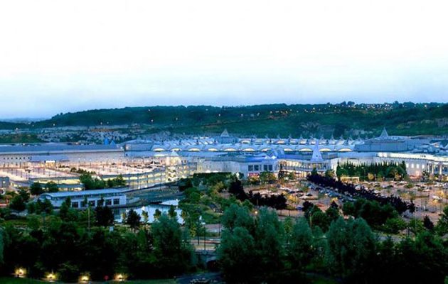 Eφτά άνδρες βίασαν 20χρονη σε εμπορικό κέντρο της Βρετανίας