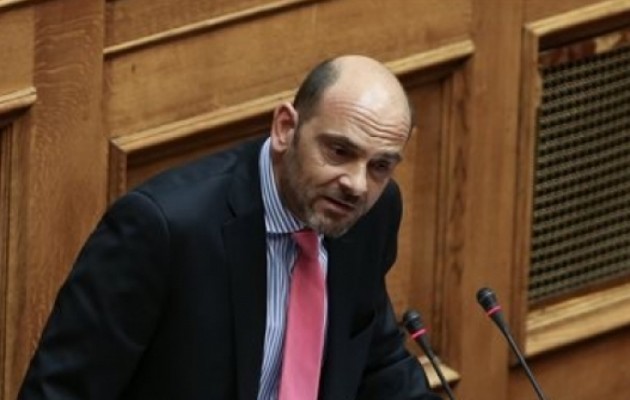 Ο Φωτήλας κατάφερε να διαγραφεί από το Ποτάμι για να πάει στη ΝΔ