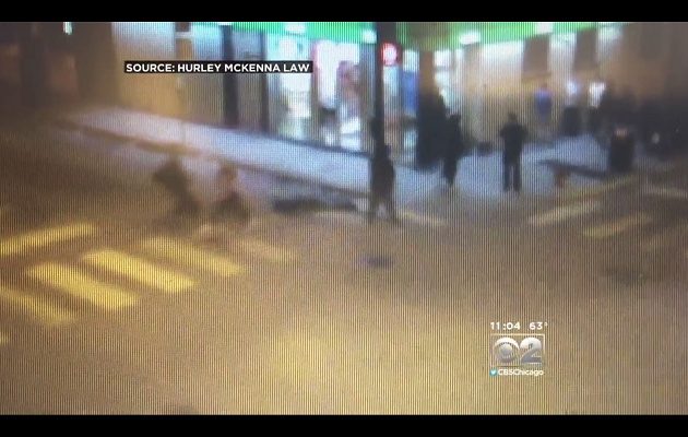 Του επιτέθηκε συμμορία και τον αποτελείωσε ταξί (βίντεο)