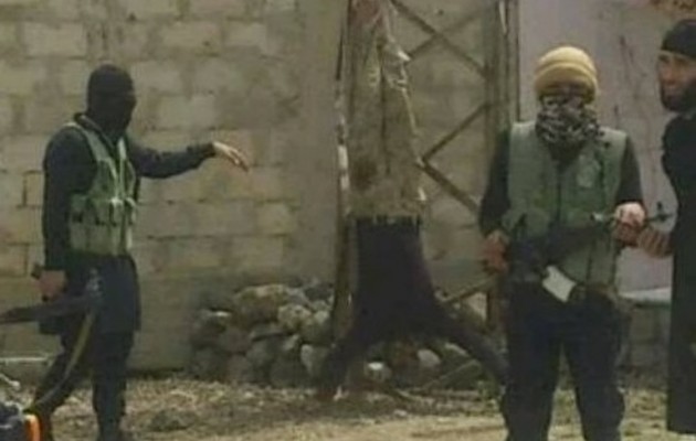 Το Ισλαμικό Κράτος αφού κατέλαβε χωριό κρέμασε ανάποδα τους νεκρούς εχθρούς του (φωτο)