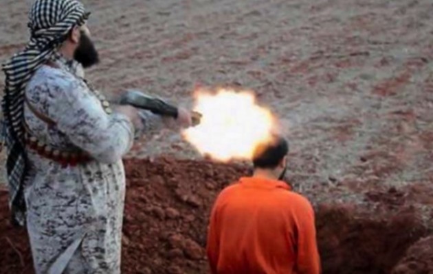 Το Ισλαμικό Κράτος εκτέλεσε με μια σφαίρα στο κεφάλι δημοσιογράφο
