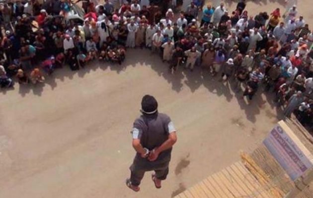 Το Ισλαμικό Κράτος εκτέλεσε 2 τζιχαντιστές και 3 πολίτες ως ομοφυλόφιλους