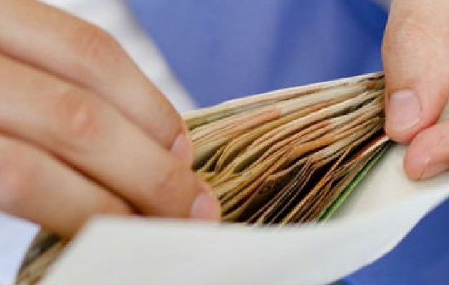 Χειροπέδες σε τρεις τελωνειακούς που πιάστηκαν με μίζα