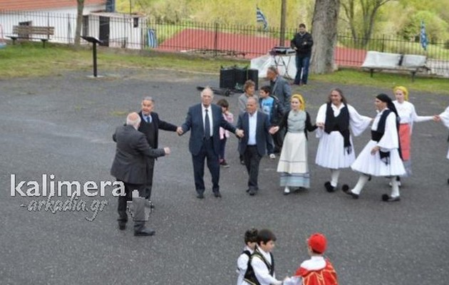 Ο Λεβέντης έσυρε τον χορό στο χωριό Πάπαρι (βίντεο)