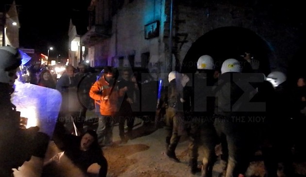 Χίος: Άγριες συμπλοκές μεταξύ κατοίκων και ΜΑΤ (βίντεο)