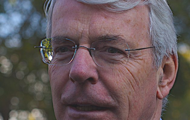 Πρώην Βρετανός πρωθυπουργός: Το Brexit θα φέρει προβλήματα με τις ΗΠΑ