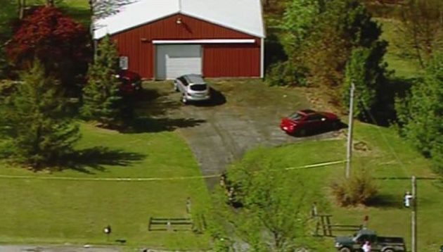 Μακέλεψε οκτώ μέλη της ίδιας οικογένειας κι εξαφανίστηκε (βίντεο)