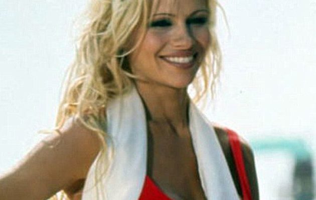 Η Πάμελα Άντερσον επέστρεψε στο Baywatch όπως την αγαπήσαμε (φωτο)