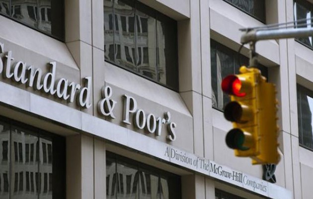 Standard & Poor’s: Οι ελληνικές τράπεζες δεν έχουν διαφύγει τον κίνδυνο