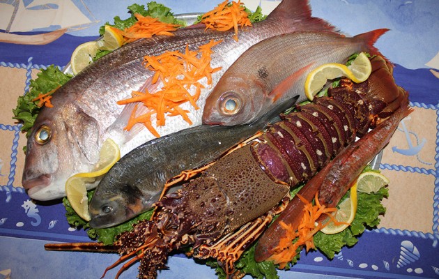 Τι είχε το “μενού” στο μυστικό δείπνο Κυριάκου – Ντόρας και Μαρινάκη