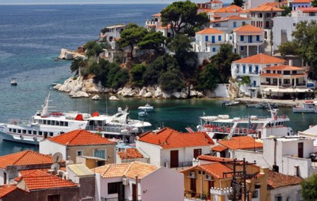 Πρώην πρωθυπουργός απολαμβάνει πασχαλινές διακοπές σε βίλα εφοπλιστή στη Σκιάθο