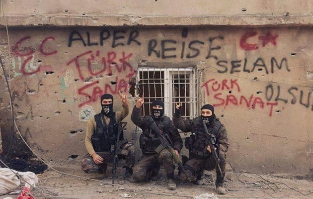 Τούρκοι στρατιώτες σκοτώνουν Κούρδους και χαιρετάνε ως Γκρίζοι Λύκοι (φωτο)