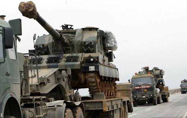 Οι Τούρκοι έστειλαν κι άλλα τανκς και πυροβολικό στα σύνορα με τη Συρία