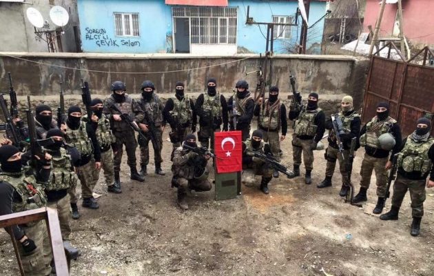 Οι Τούρκοι βομβαρδίζουν κουρδική πόλη μέσα στην Τουρκία με 35.000 άμαχους