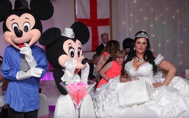 Το πιο κιτς νυφικό όλων των εποχών! (βίντεο)