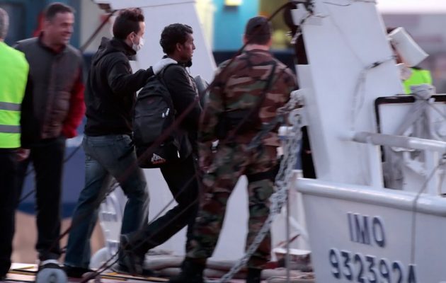 Βροχή πέφτουν οι απελάσεις παράνομων μεταναστών