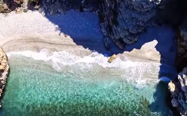 Γνωρίζατε ότι αυτές οι παραλίες βρίσκονται στην Αττική; (βίντεο)