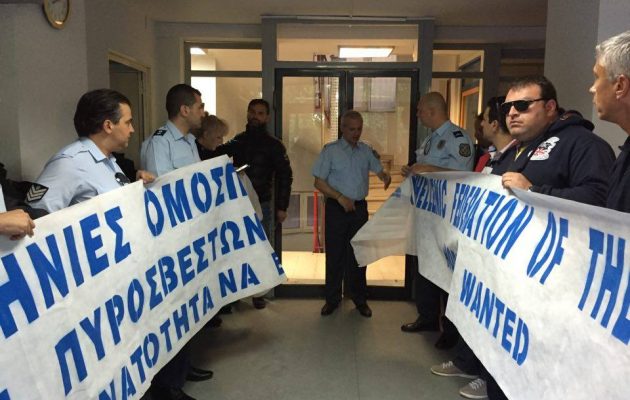 Aστυνομικοί έκαναν κατάληψη στα γραφεία του ΣΥΡΙΖΑ