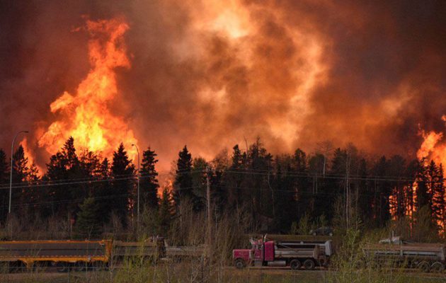 Συνεχίζει να καίει τον Καναδά η γιγάντια φωτιά