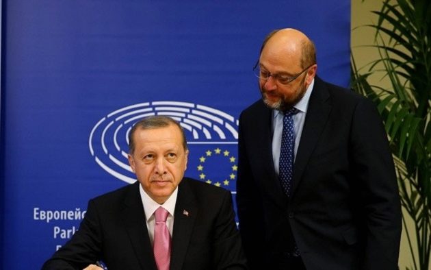 Σουλτς: Ο Ερντογάν αθετεί το λόγο του – Δεν απειλούμεθα, δεν θα πάρει τη βίζα