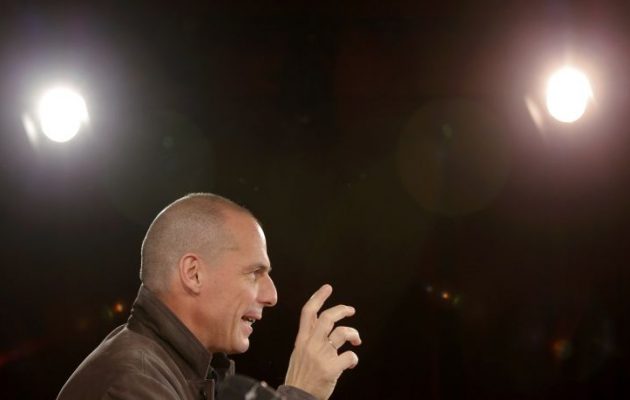 Ο Βαρουφάκης διαδηλώνει κατά του Brexit