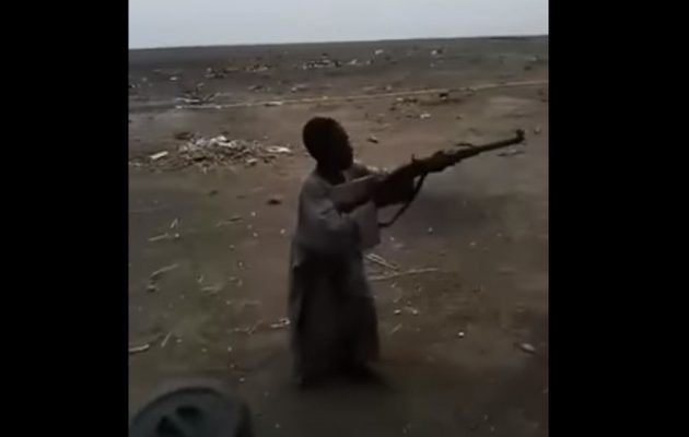 Βίντεο – σοκ: Εκτελεστής της Μπόκο Χαράμ ετών… επτά