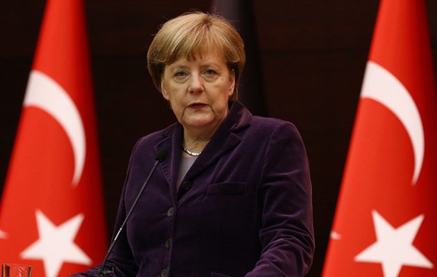 “Η Μέρκελ επιτρέπει στον Ερντογάν να εξάγει τις αρχές του στην Ευρώπη”