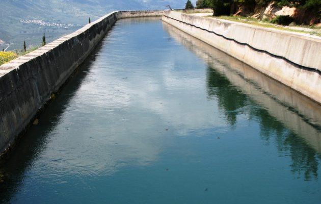 Πέταξαν ομογενή σε κανάλι του Μόρνου με σακίδιο γεμάτο πέτρες στην πλάτη