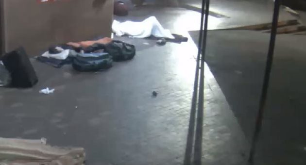 Ανθρωπόμορφο κτήνος πέταξε μολότοφ σε άστεγο ενώ κοιμόταν (βίντεο)