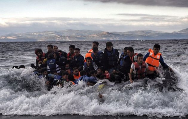 Ο Ερντογάν “ζεσταίνει μηχανές” στους διακινητές προσφύγων στο Αιγαίο