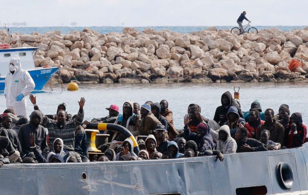 Ναυάγιο με 590 μετανάστες – Πάνω από 5.000 διασώθηκαν σε 48 ώρες στην Ιταλία