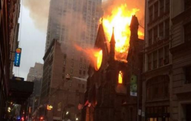 Κάρβουνο έγινε ο ιστορικός Άγιος Σάββας στο Μανχάταν (βίντεο)