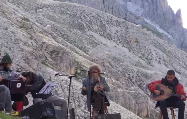 Όταν ο Ψαραντώνης ανέβηκε στις Άλπεις και μάγεψε τη φύση (βίντεο)